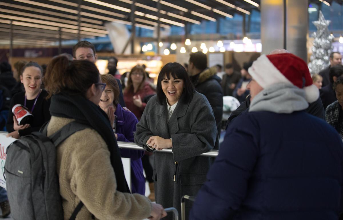 Download Image - Martine McCutcheon surprises passengers at Heathrow with a Love Actually moment picture