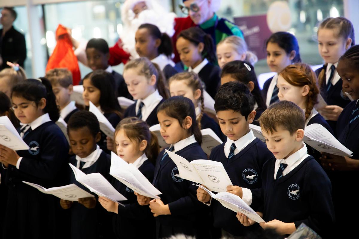 Download Image - Heathrow Christmas 2019 picture