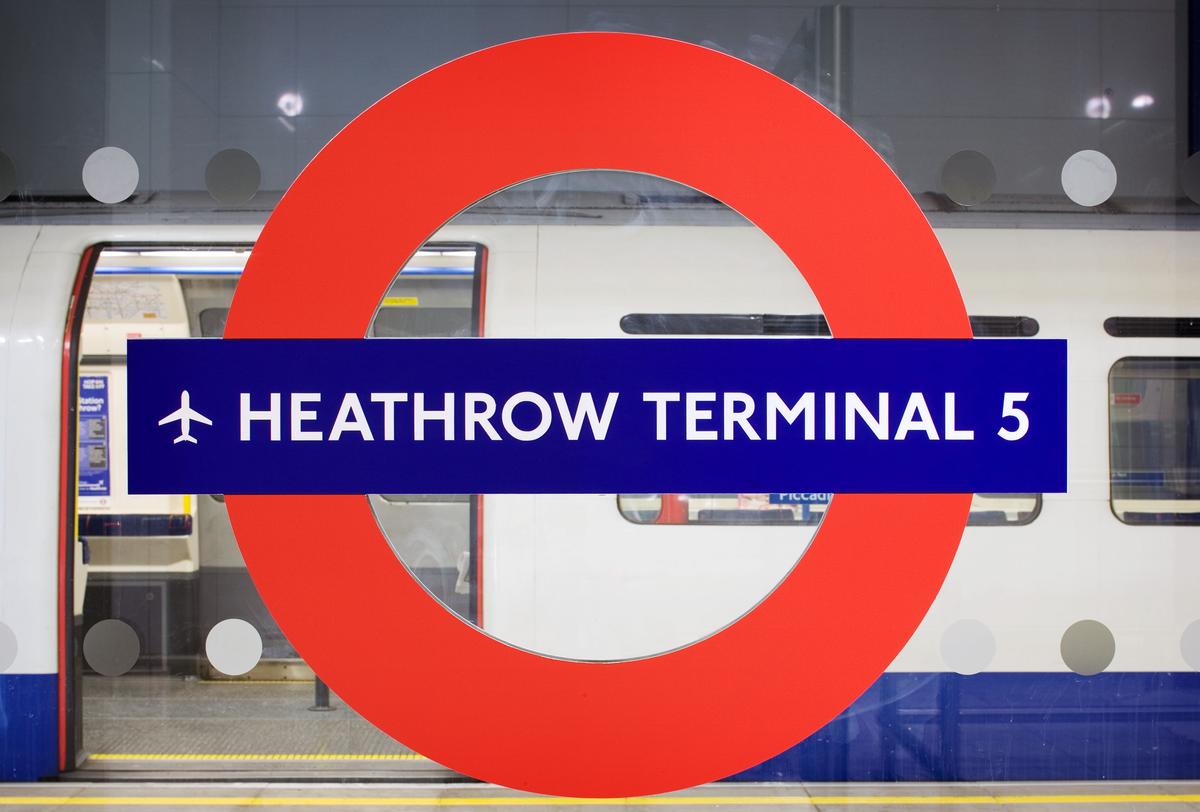Download Image - Terminal 5 London underground station picture