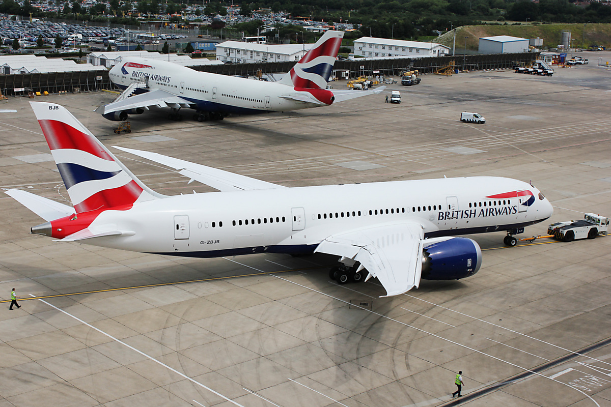 Download Image - BA B787 arrives at Heathrow picture