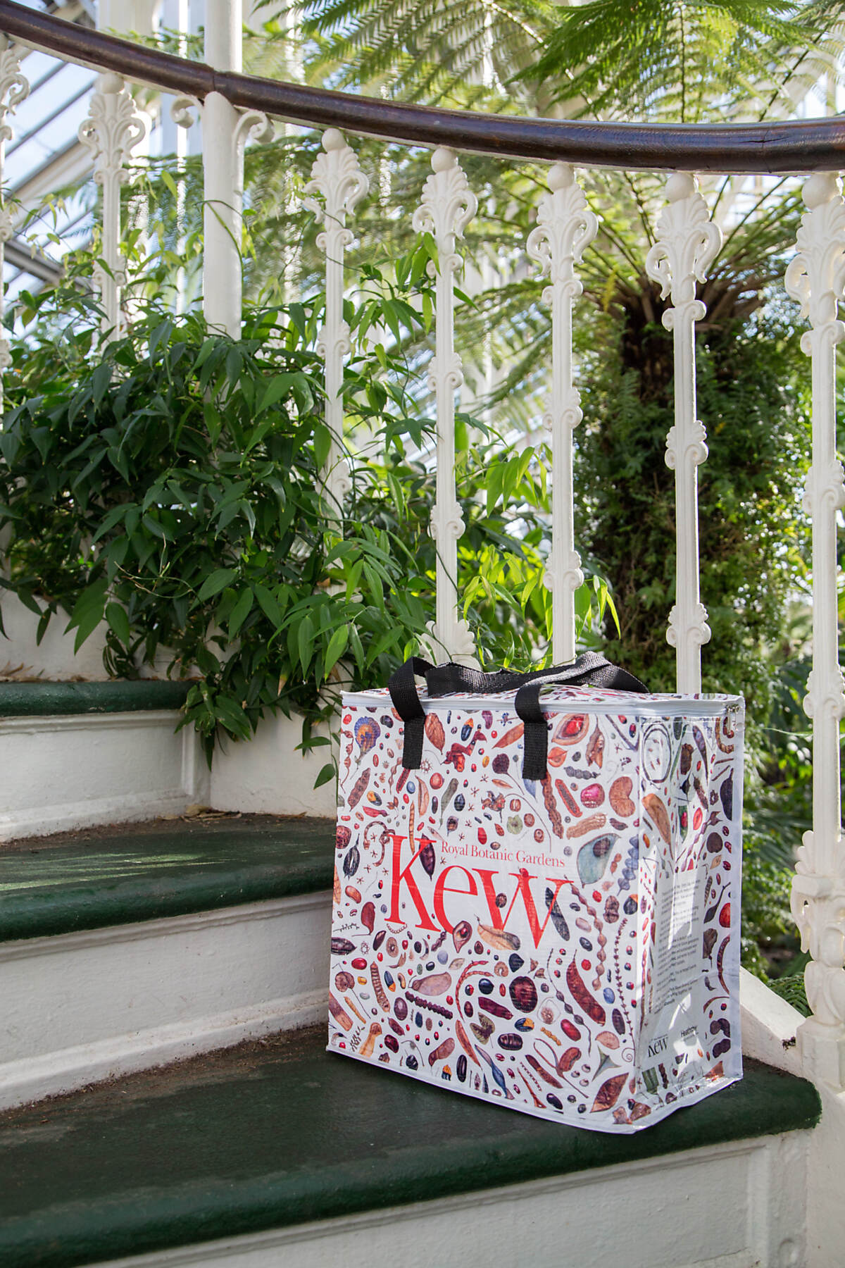 Download Image - Heathrow and Royal Botanic Gardens, Kew launch shopping bag for global travellers picture