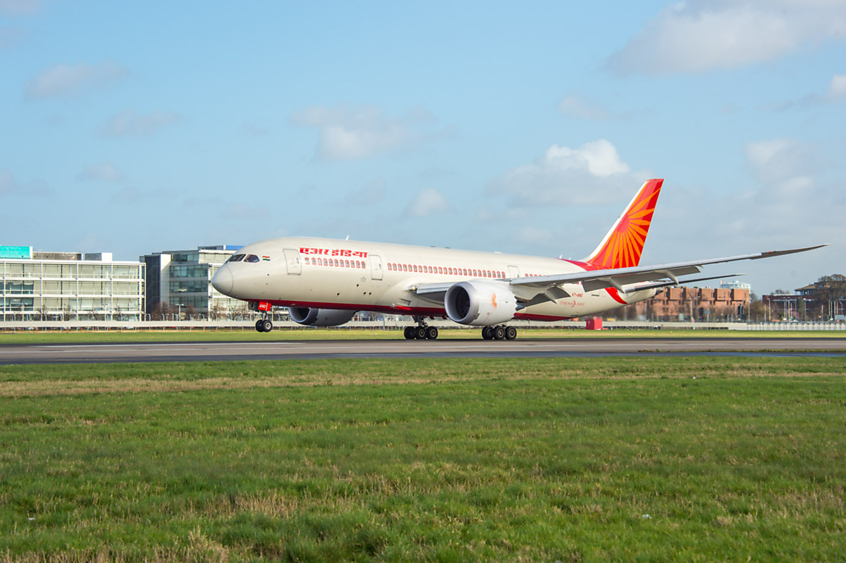 Download Image - Heathrow Airport, Air India B787 Dreamliner aircraft picture