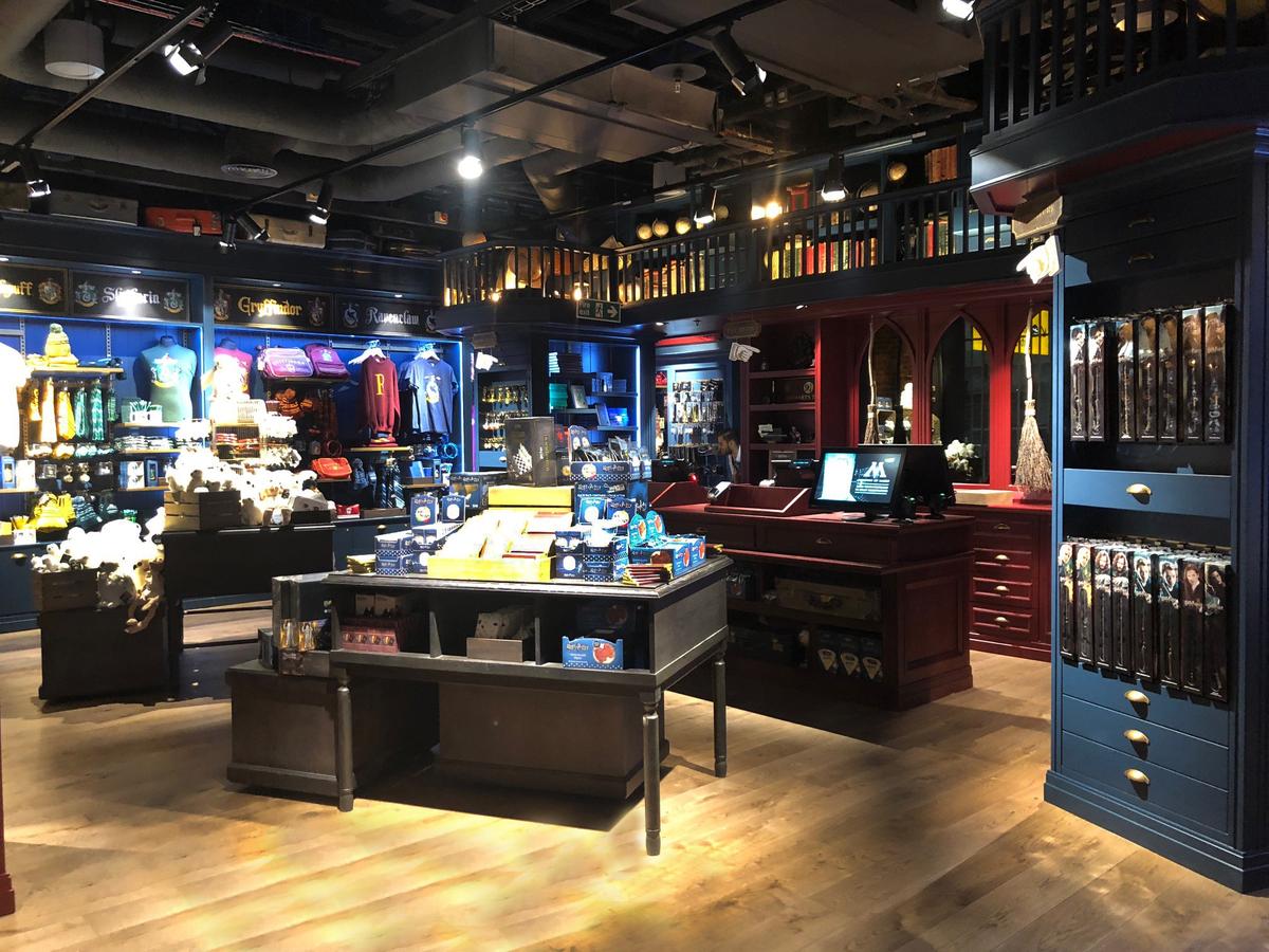 Download Image - THE new HARRY POTTER™ SHOP has officially opened its doors at Heathrow Terminal 5 picture