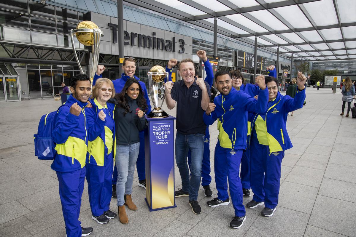 Download Image - Phil Tufnell and Isa Guha join young cricket fans at Heathrow with the Cricket World Cup trophy and marking the start of a Summer of Sport in the UK. picture
