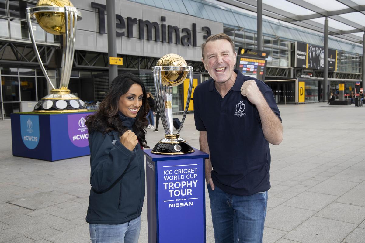Download Image - Phil Tufnell and Isa Guha join young cricket fans at Heathrow with the Cricket World Cup trophy and marking the start of a Summer of Sport in the UK. picture