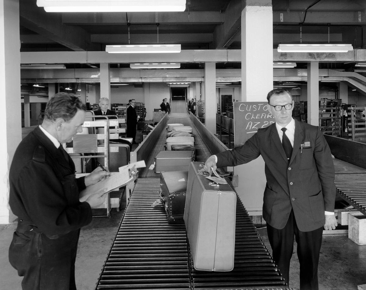 Download Image - Historic Heathrow - Baggage area 1950s picture