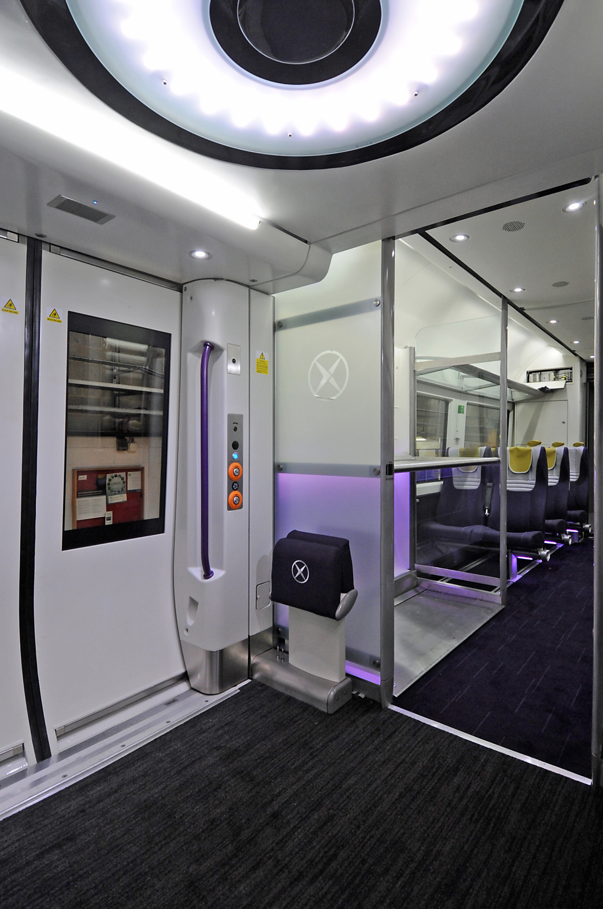 Download Image - Heathrow Express - Express class vestibule picture