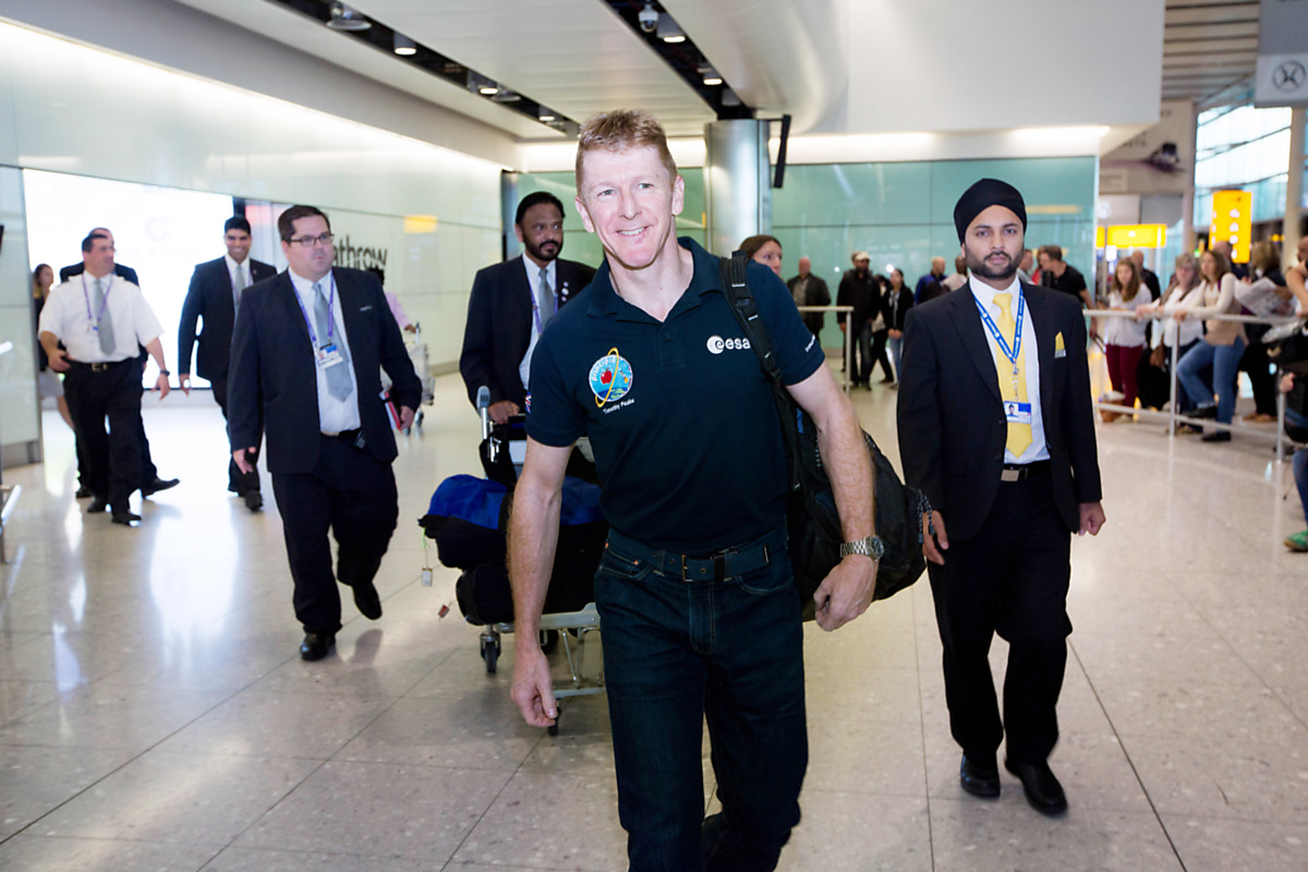 Download Image - Tim Peake lands at Heathrow 3 picture