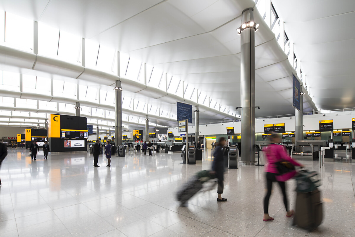Download Image - Terminal 2 - passengers at check in picture