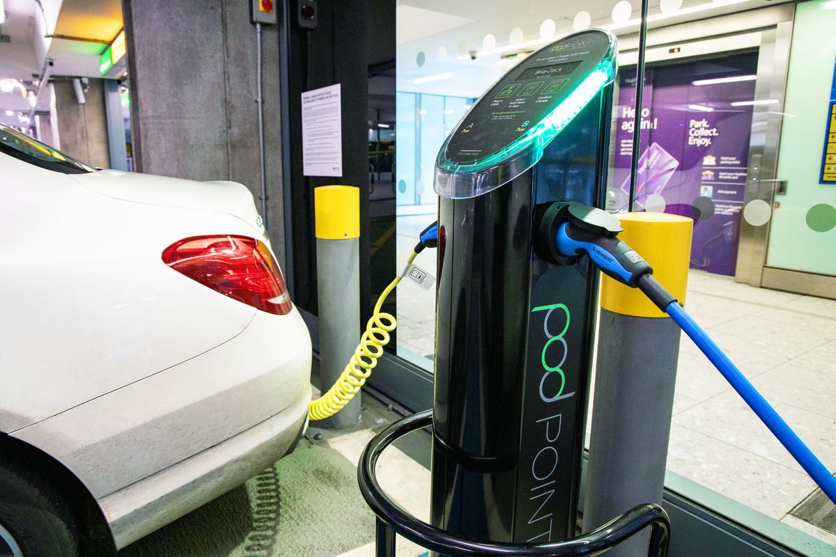 Download Image - Electric Vehicle charging picture