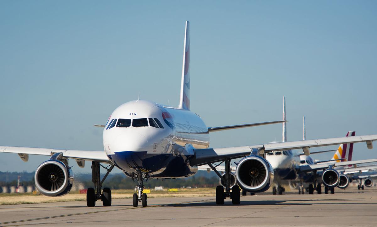 Download Image - Planes taxiing picture