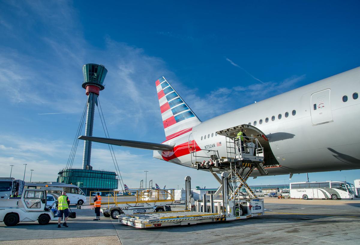 Download Image - American Airlines cargo loading picture