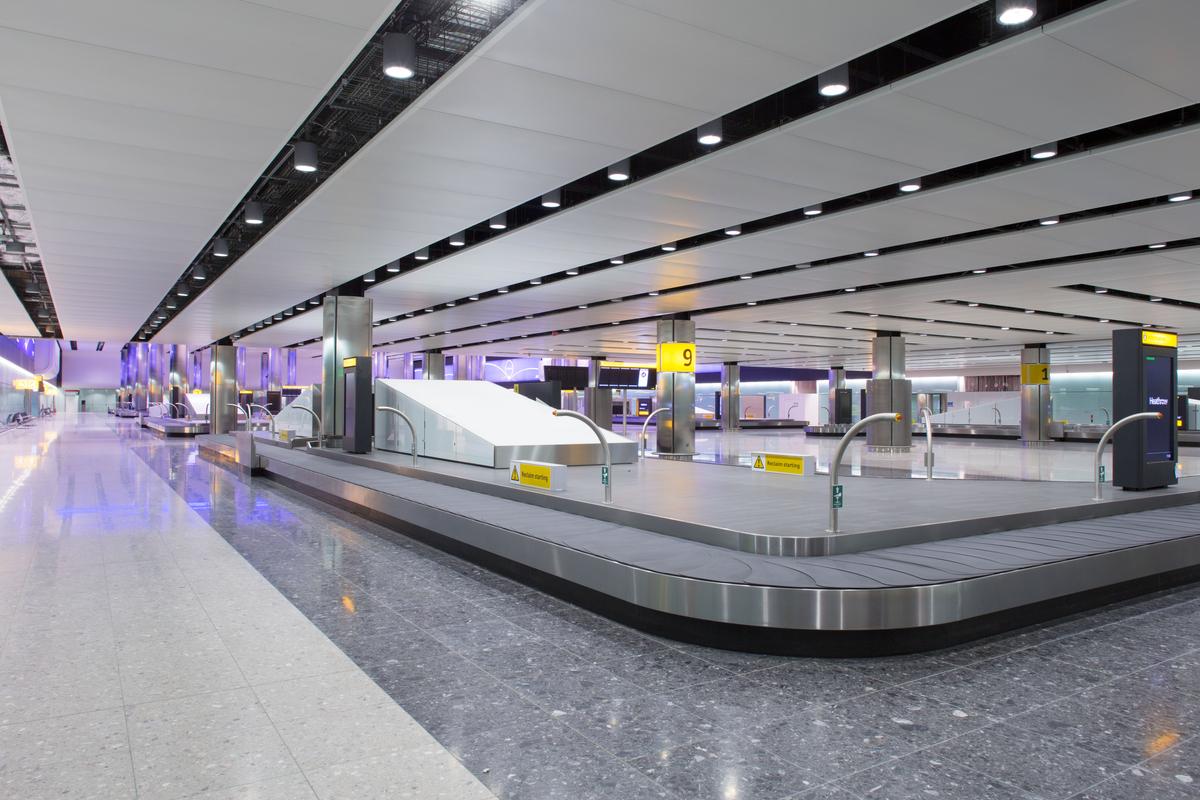 Download Image - Terminal 2 - Baggage reclaim picture