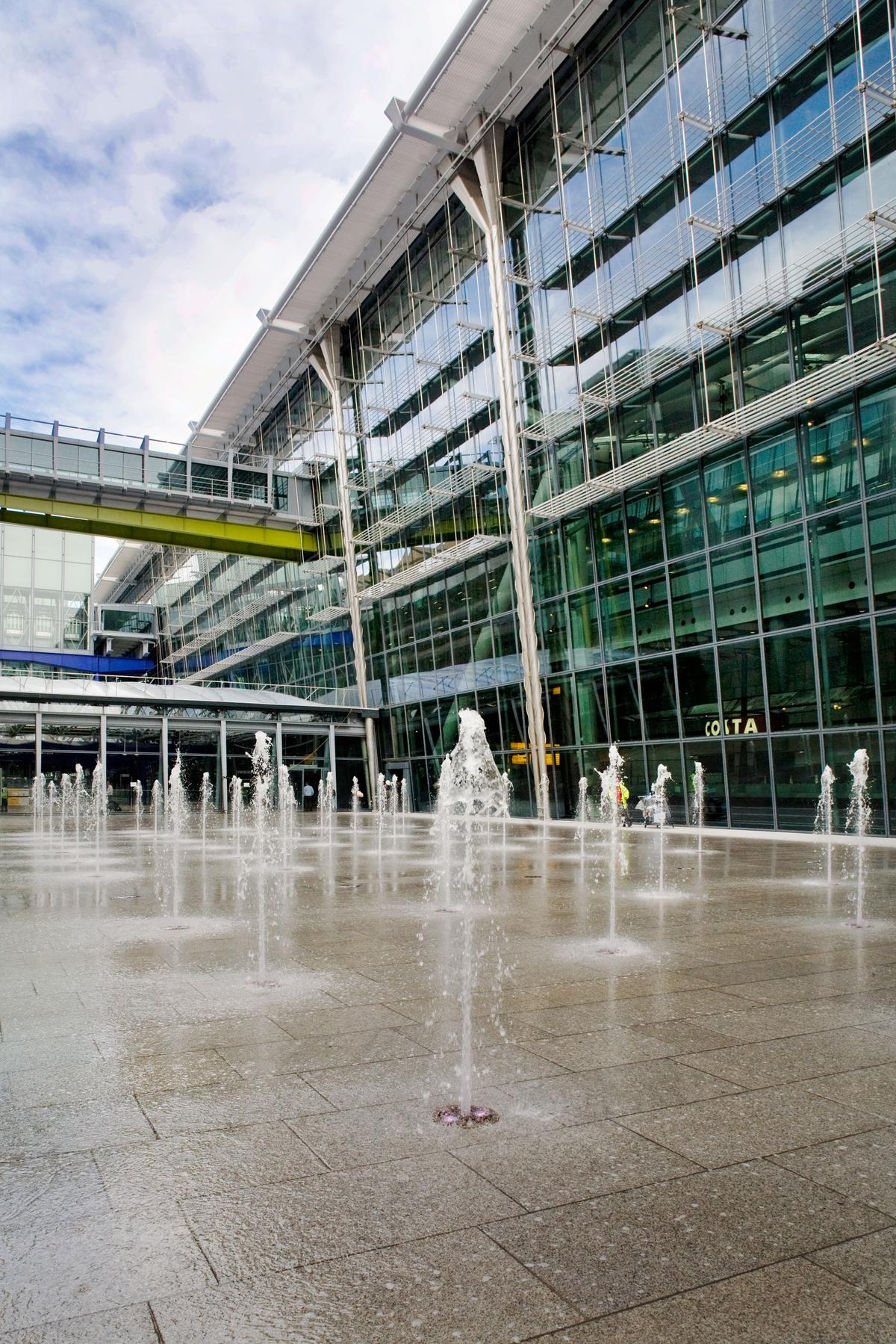 Download Image - Terminal 5 arrivals level forecourt picture