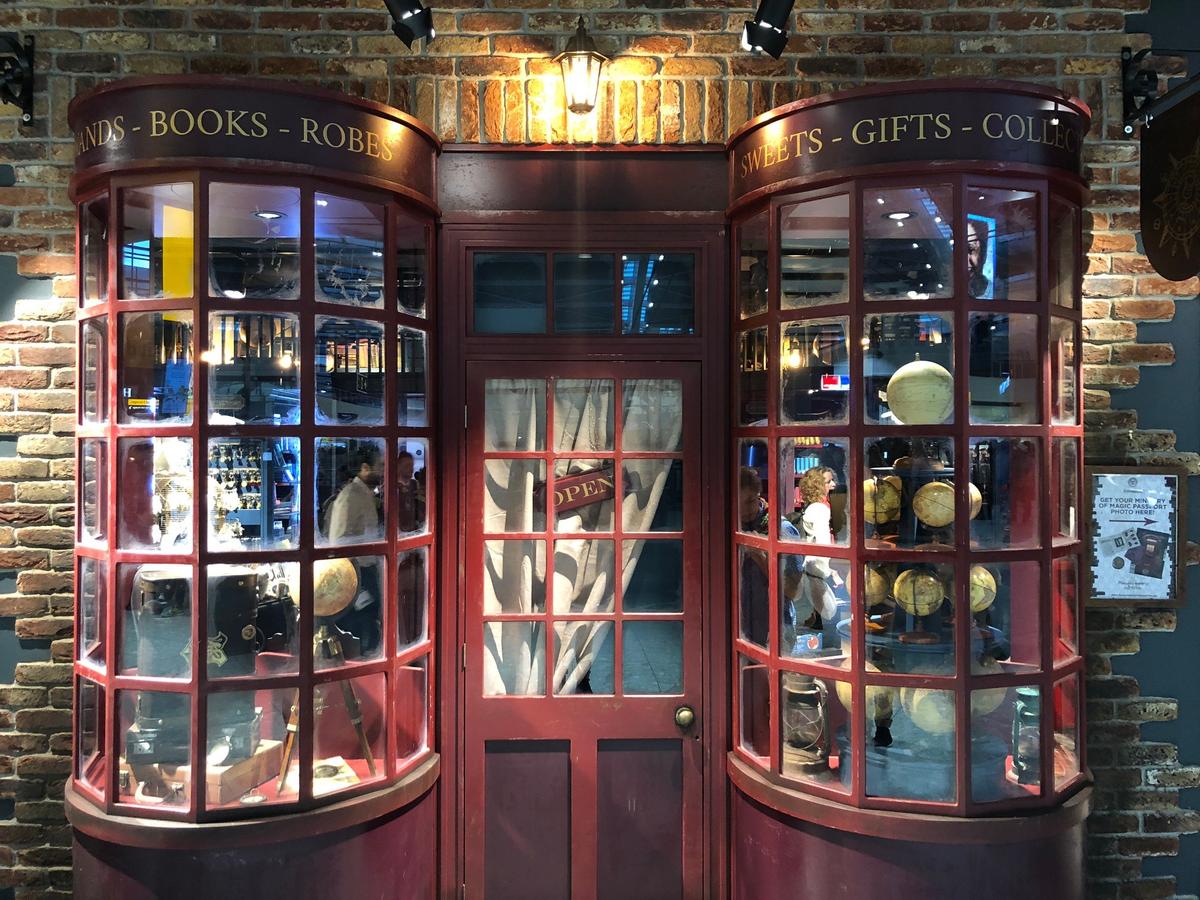 Download Image - THE new HARRY POTTER™ SHOP has officially opened its doors at Heathrow Terminal 5 picture