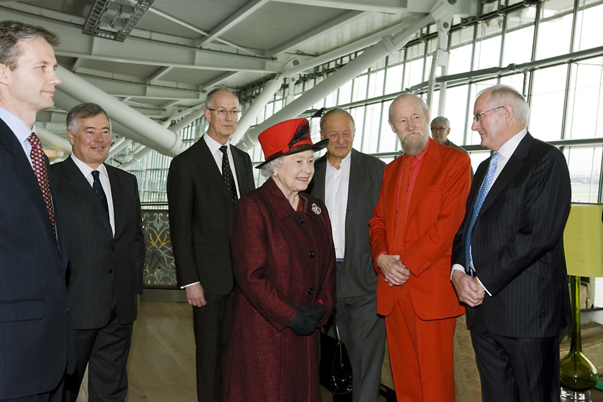 Download Image - Queen - Terminal 5 opening picture
