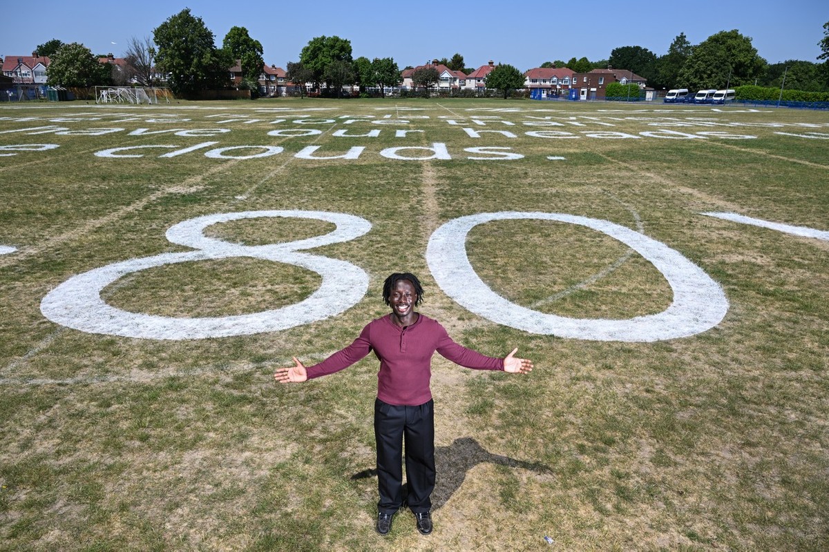 Download Image - Heathrow 80th birthday 03 picture