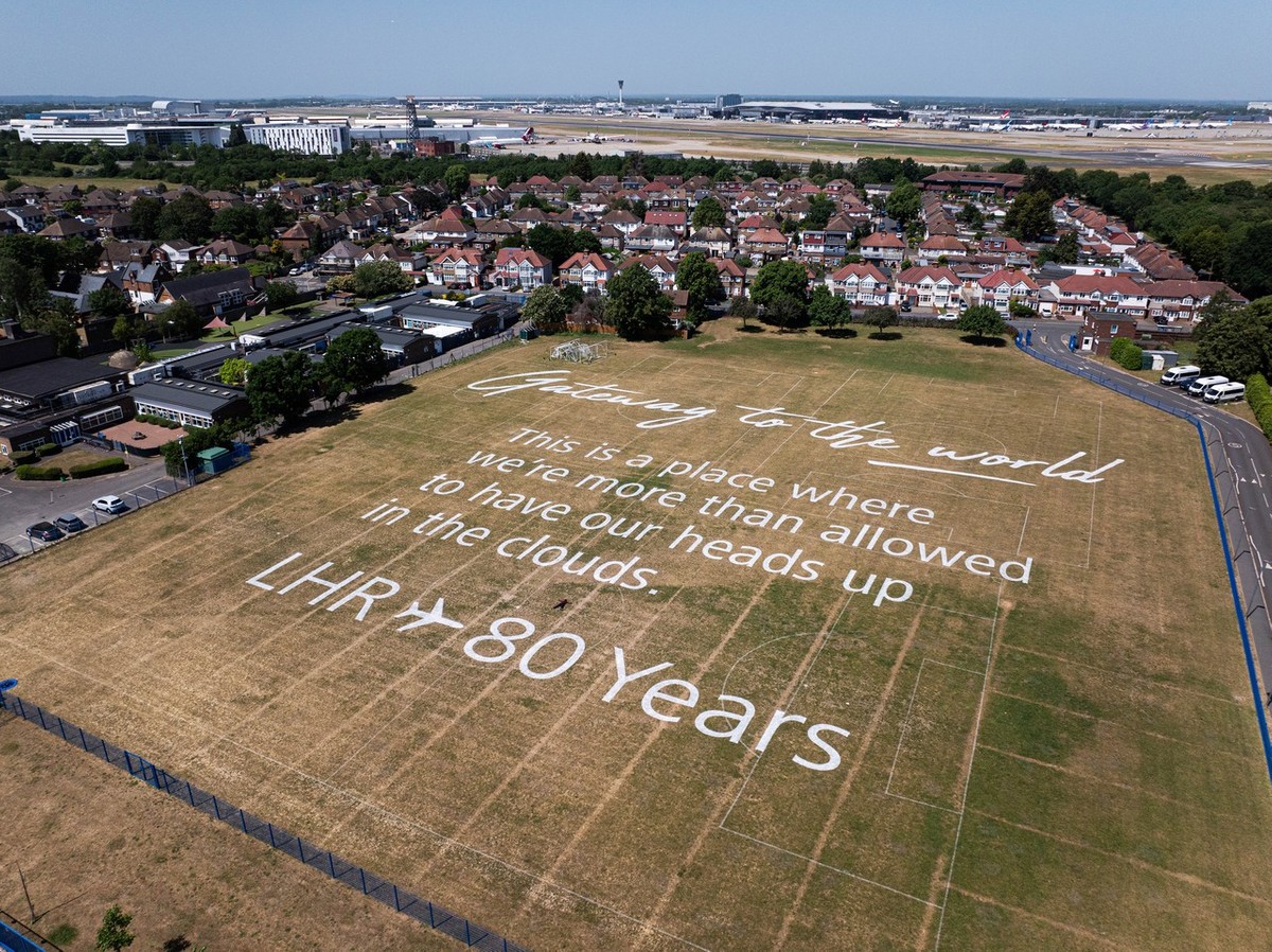 Download Image - Heathrow 80th birthday 05 picture