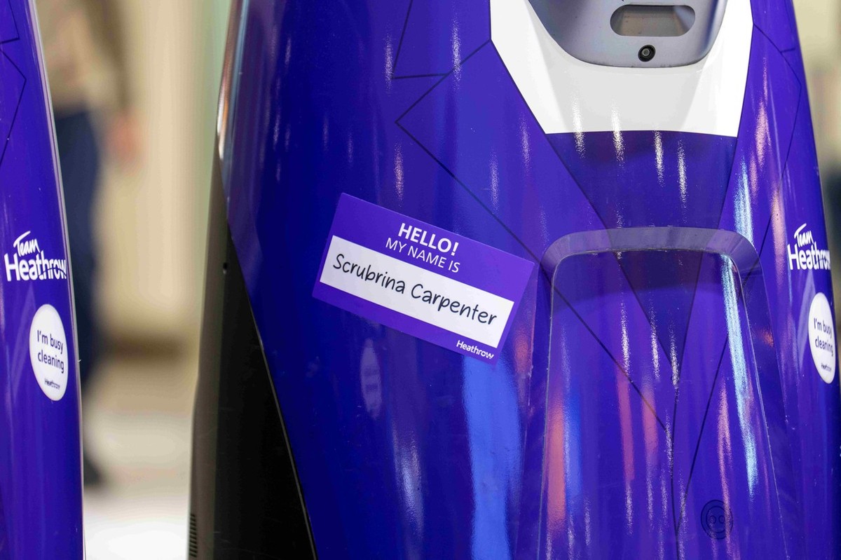 Download Image - Heathrow cobots 2 picture