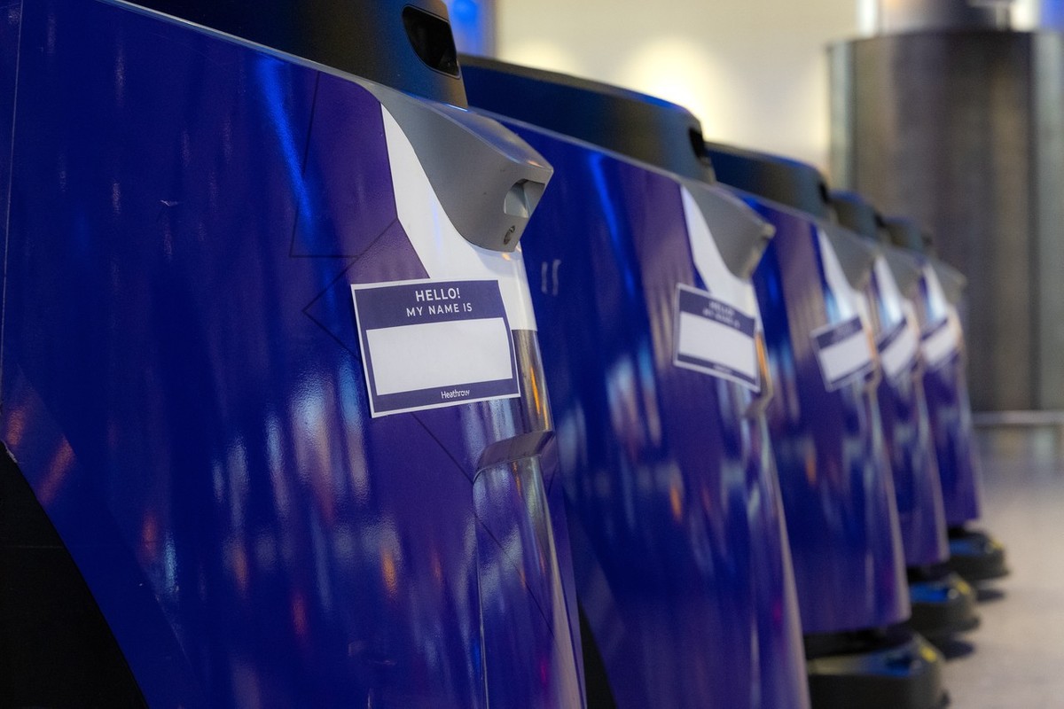Download Image - Heathrow cobots 3 picture