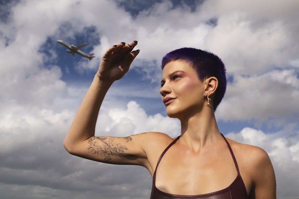 Download Image - Heathrow Outside Plane-35 picture