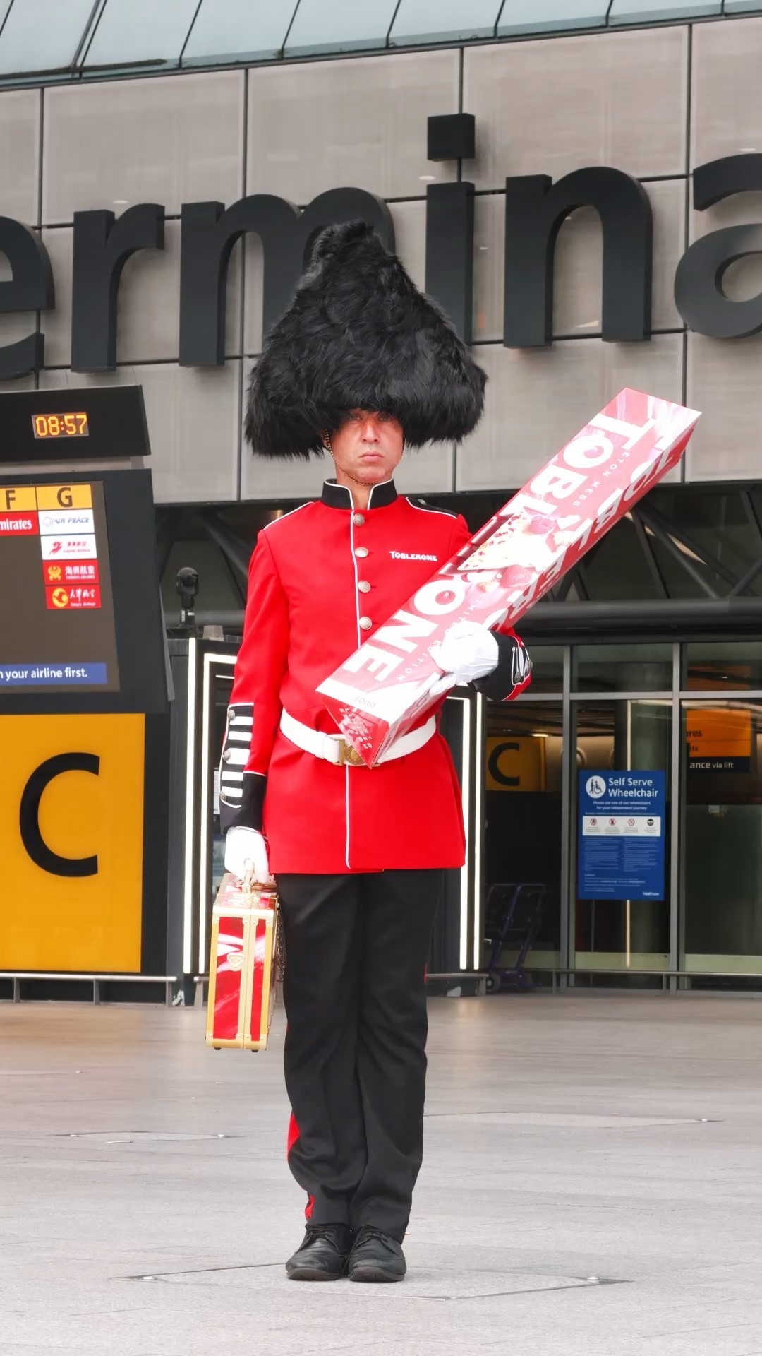 Download Image - Heathrow Toblerone EtonMess 03 picture