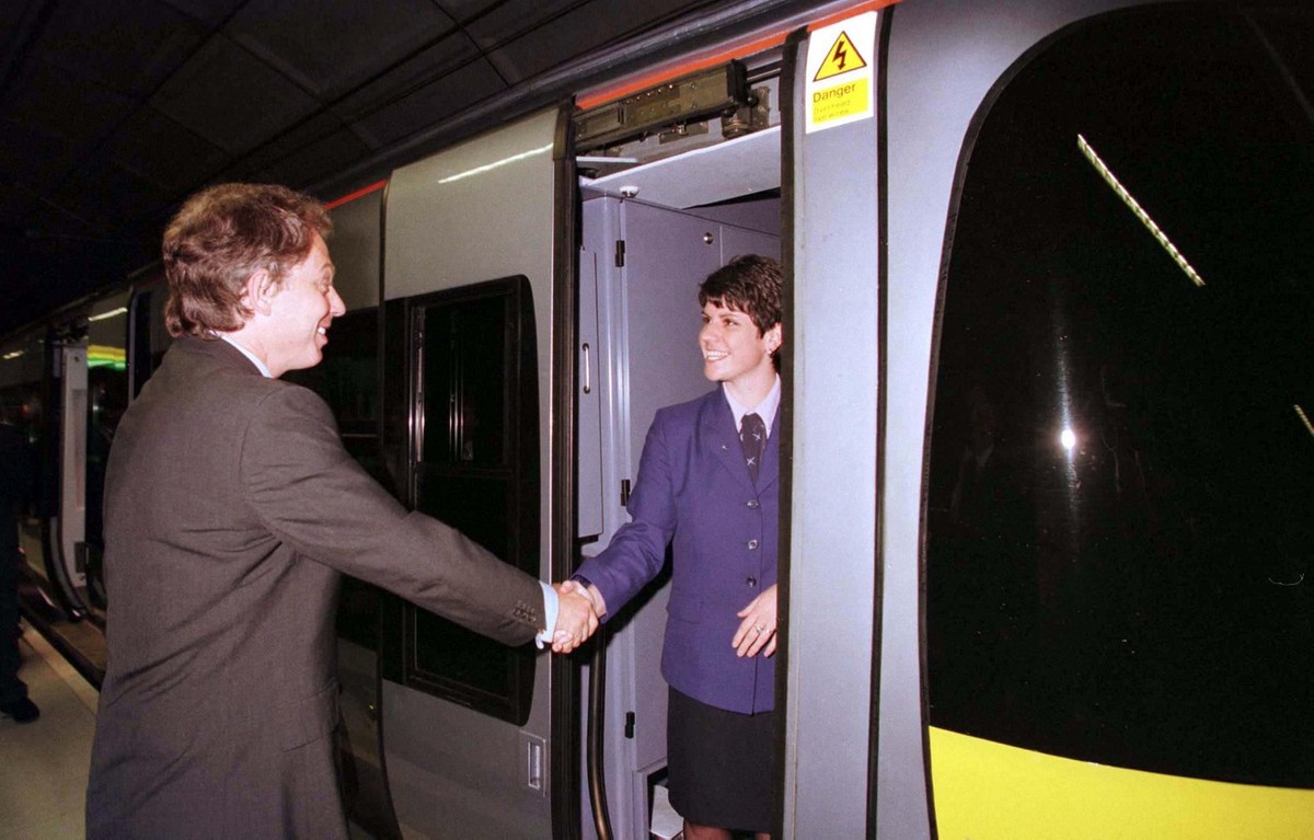 Download Image - SWNS HEATHROW 16 picture