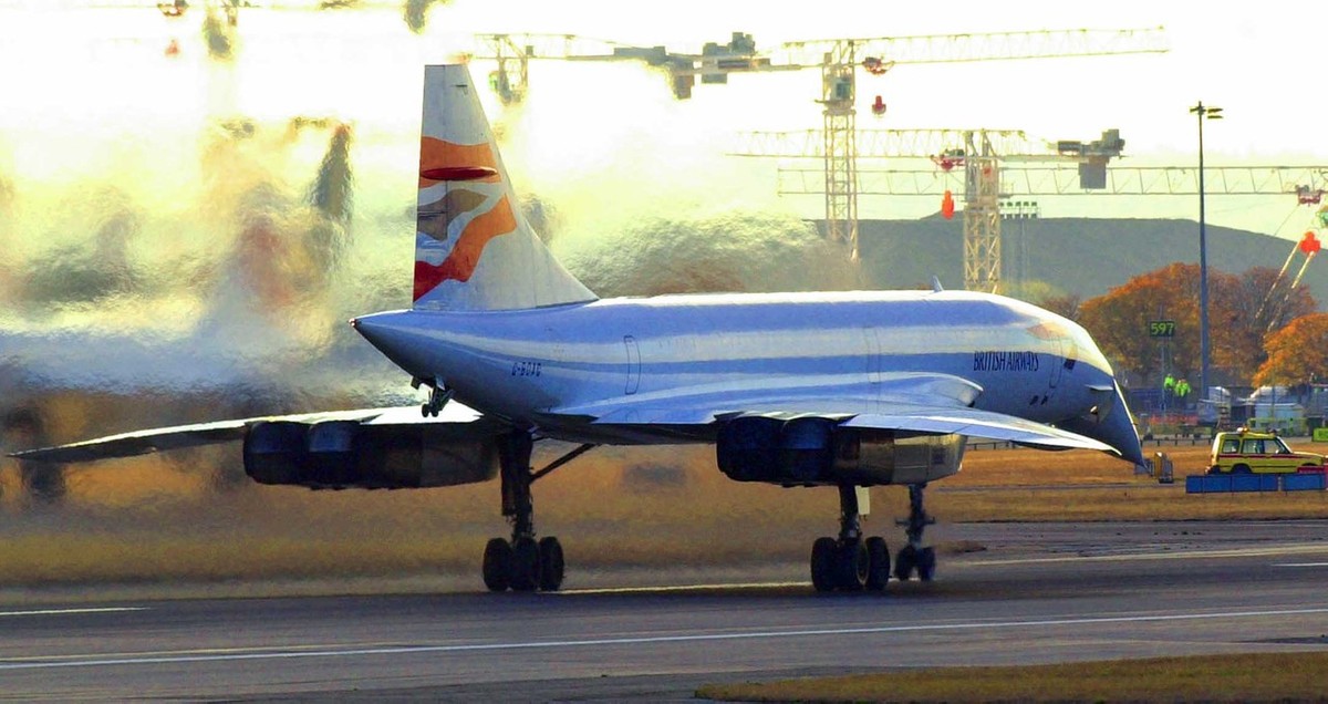 Download Image - SWNS HEATHROW 20 picture