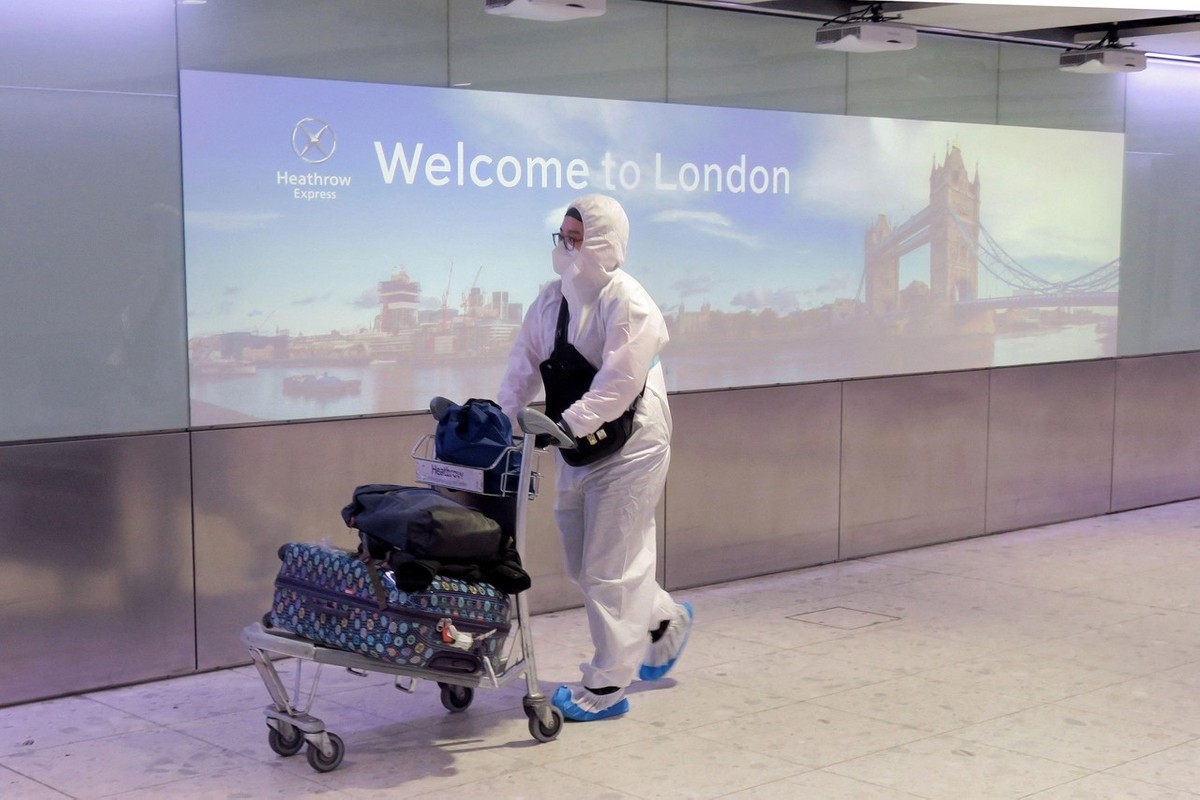 Download Image - SWNS HEATHROW 25 picture