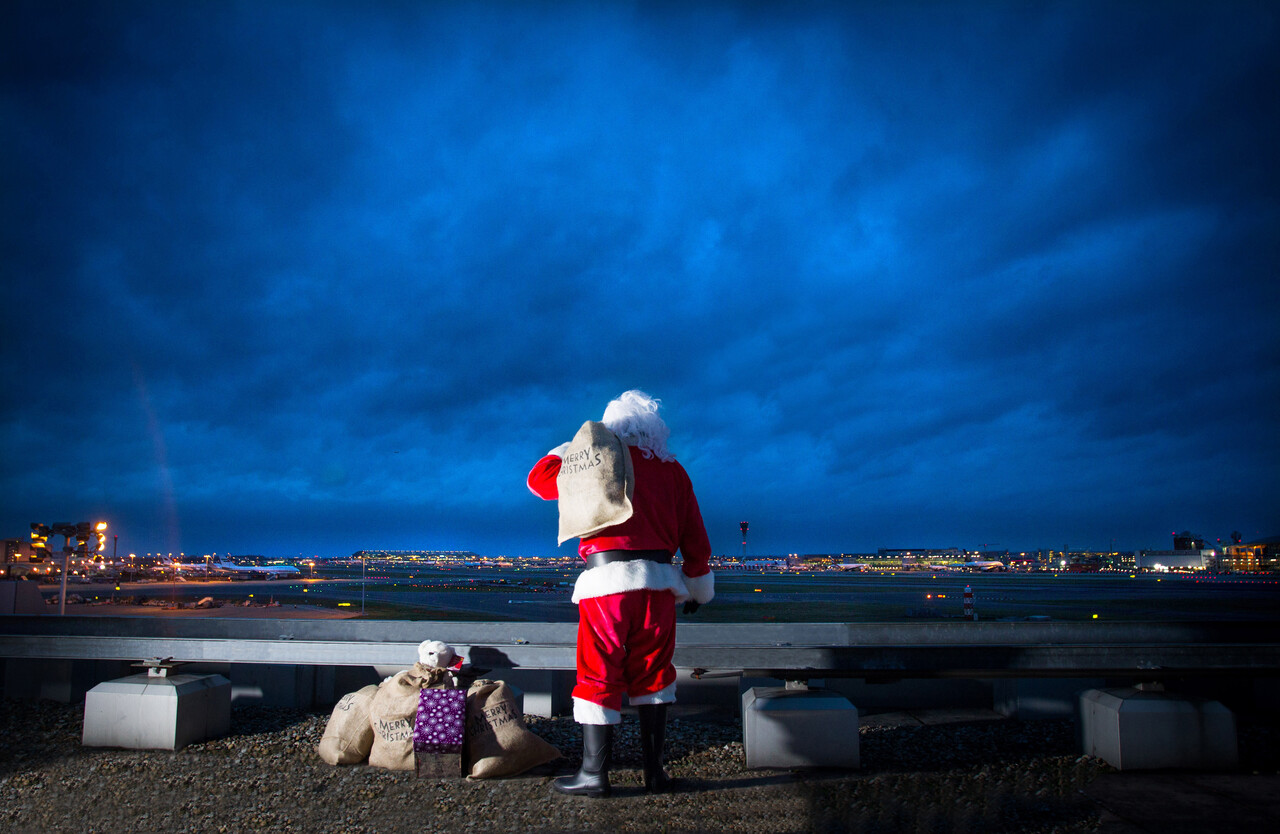 Santa Lands at Heathrow picture