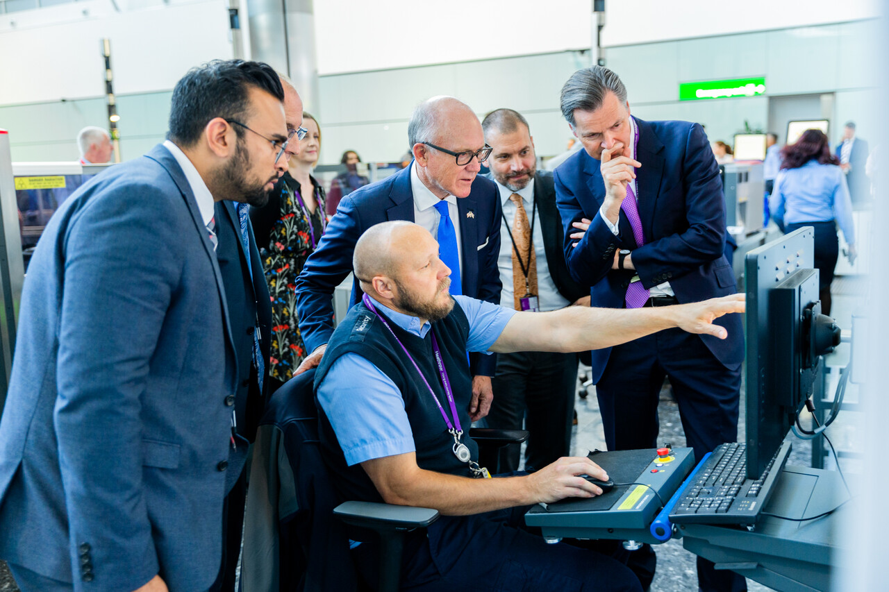 Ambassador celebrates Heathrow’s special security relationship with US during visit picture