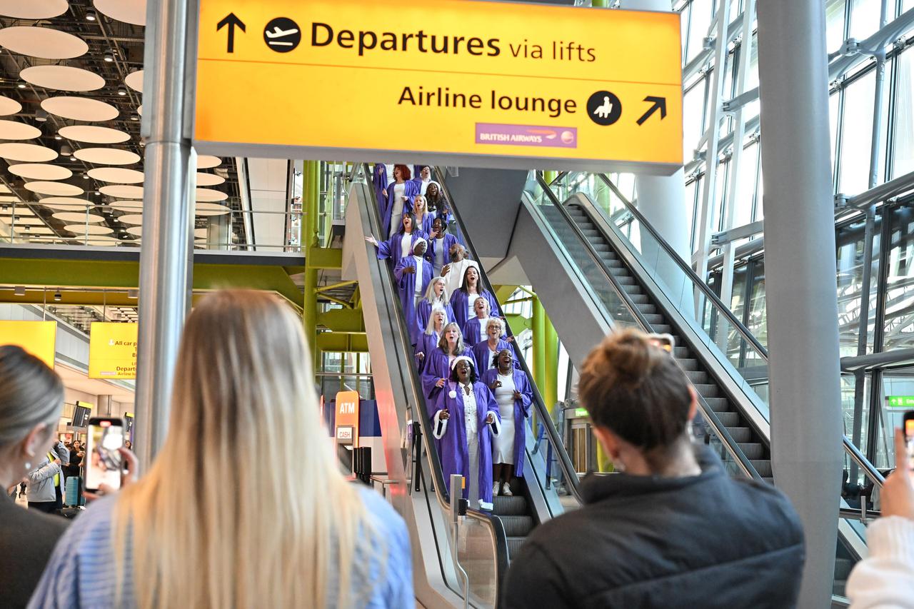 heathrow choir 004